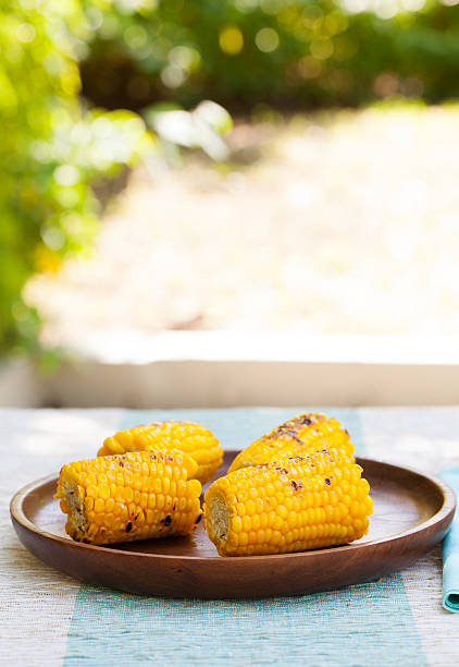 grelhado com espiga de milho com sal e manteiga - corn corn on the cob grilled roasted - fotografias e filmes do acervo