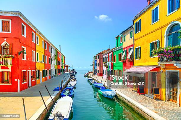 Historische Wahrzeichen Der Insel Burano Kanal Farbenfrohen Häusern Und Boote Stockfoto und mehr Bilder von Bunt - Farbton