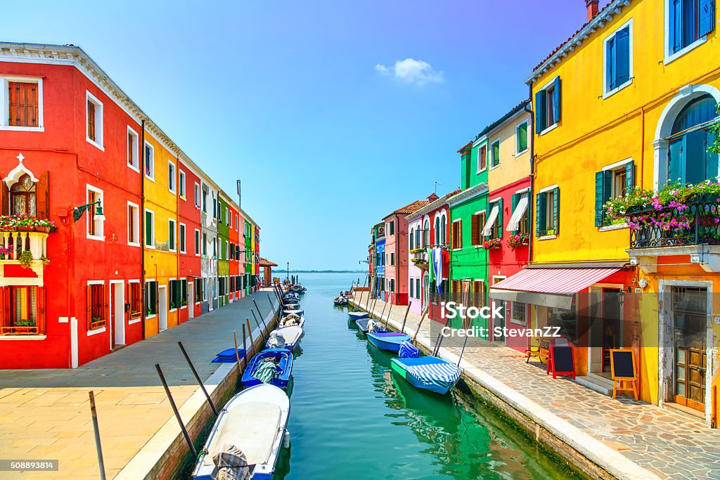 Simbolo di Venezia, canal Isola di Burano, case colorate e le barche, - Foto stock royalty-free di Multicolore