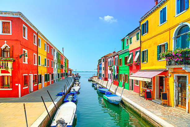 venice landmark, burano island canal, colorful houses and boats, - bontgekleurd fotos stockfoto's en -beelden
