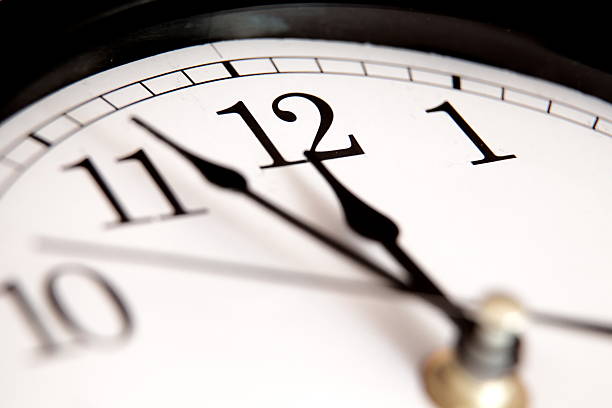 крупным планом руки на часовой циферблат - precise timing стоковые фото и изображения