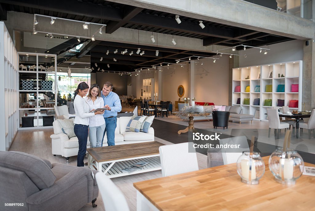 Paar beim Einkaufen in einem Möbelhaus - Lizenzfrei Möbelgeschäft Stock-Foto