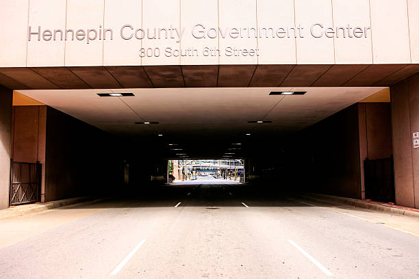 туннель под округ хеннепин центр правительства небоскребе minneapolis, mn - hennepin стоковые фото и изображения