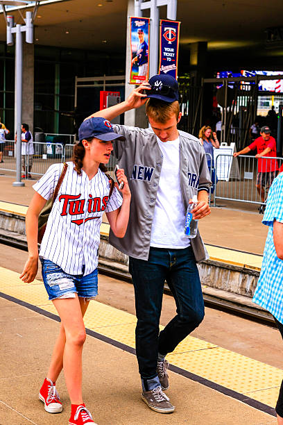 homme et une femme les fans de base-ball au objectif field, dans le minnesota, dans le minnesota - new york yankees photos et images de collection