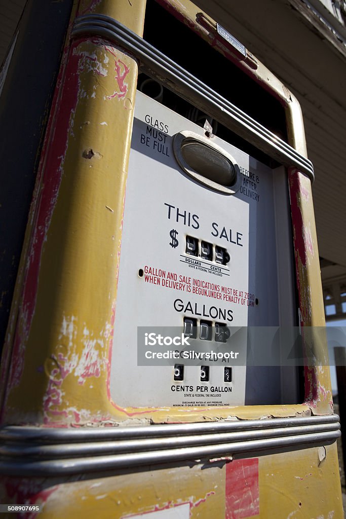 Antigüedades de gas bomba en abandonado estación de gasolina. - Foto de stock de Aguja de Reloj libre de derechos