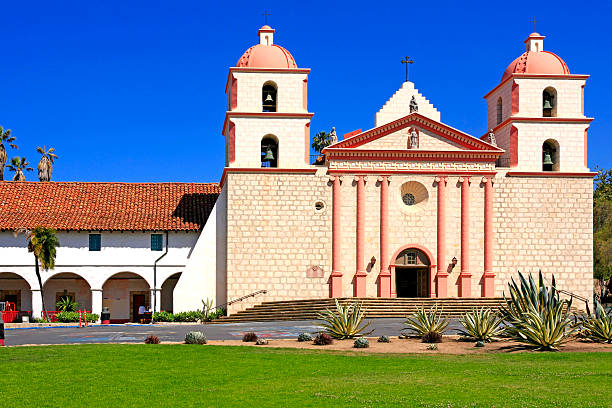 mission de santa barbara, sur laguna street, en californie - mission santa barbara photos et images de collection