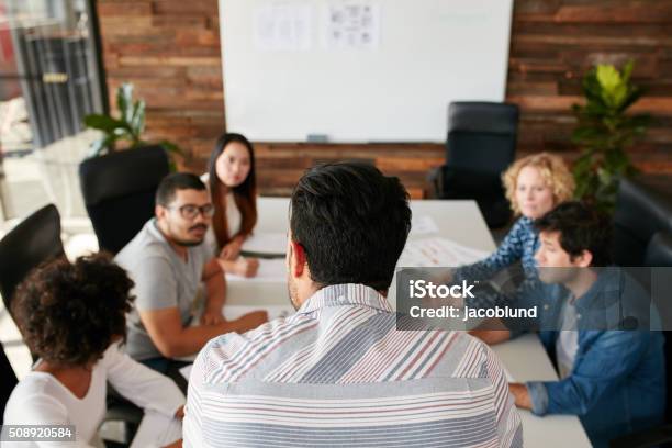 Hombre Explicar Plan De De Negocio A Sus Compañeros De Trabajo Foto de stock y más banco de imágenes de Oficina de empleo