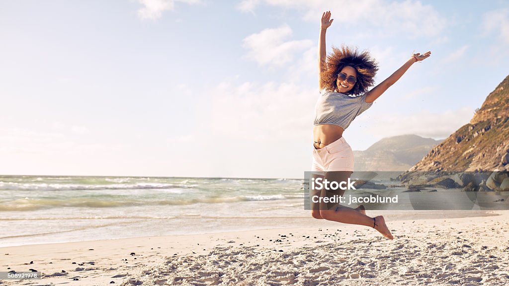 Belle jeune femme détente à la plage - Photo de Sauter libre de droits