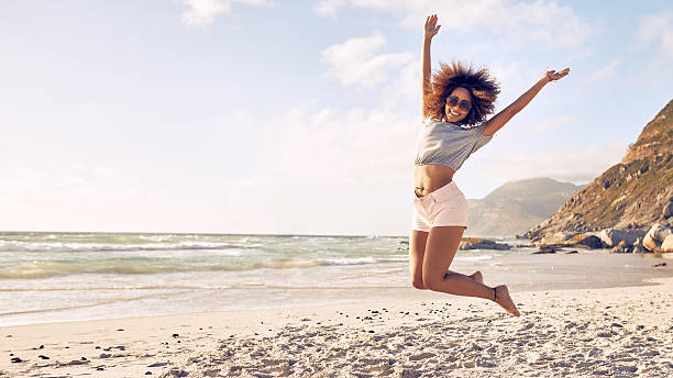 아름다운 젊은 여성 뛰어내림 비치에서 - jumping freedom women beach 뉴스 사진 이미지