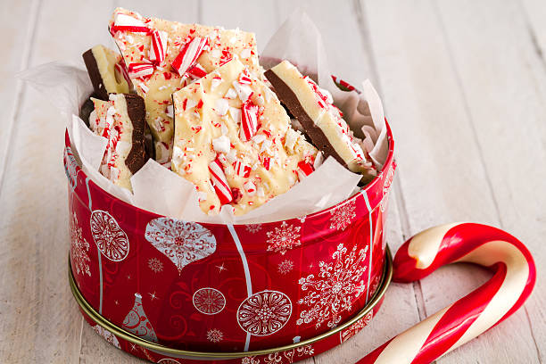 традиционный праздничный шоколадный мята перечная bark - peppermint chocolate candy christmas стоковые фото и изображения