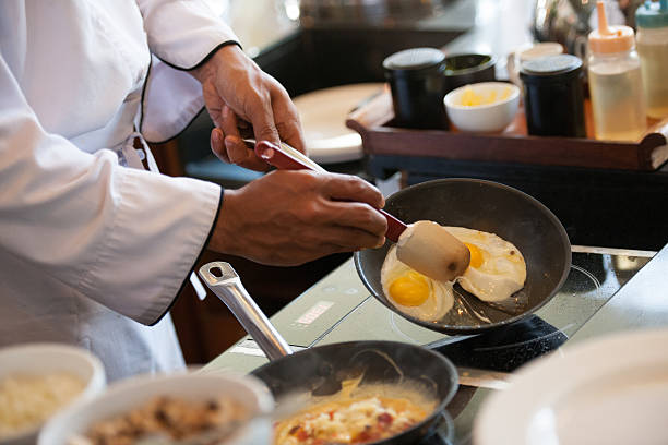 シェフの料理の片面目玉焼き - poached egg ストックフォトと画像