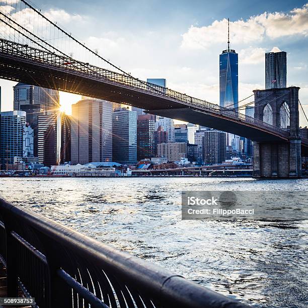 Brooklyn Bridge I Manhattan O Zachodzie Słońca - zdjęcia stockowe i więcej obrazów Rzeka - Rzeka, Bez ludzi, Brooklyn - Nowy Jork