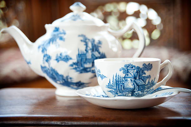 фарфоровый чайник для заварки - afternoon tea china antique cup стоковые фото и изображения