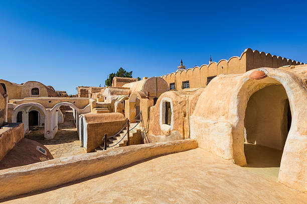 бербер деревня ксар haddada, татавин маргинализованным общинам/тунис - tunisia стоковые фото и изображения
