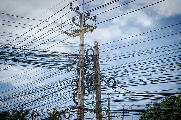 Wire electric in pole it messy and chaotic
