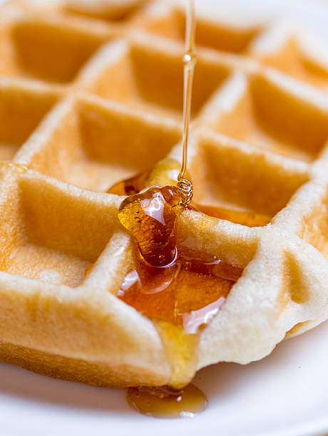 honig, gießen auf eine frische waffeln - waffle syrup pouring breakfast stock-fotos und bilder