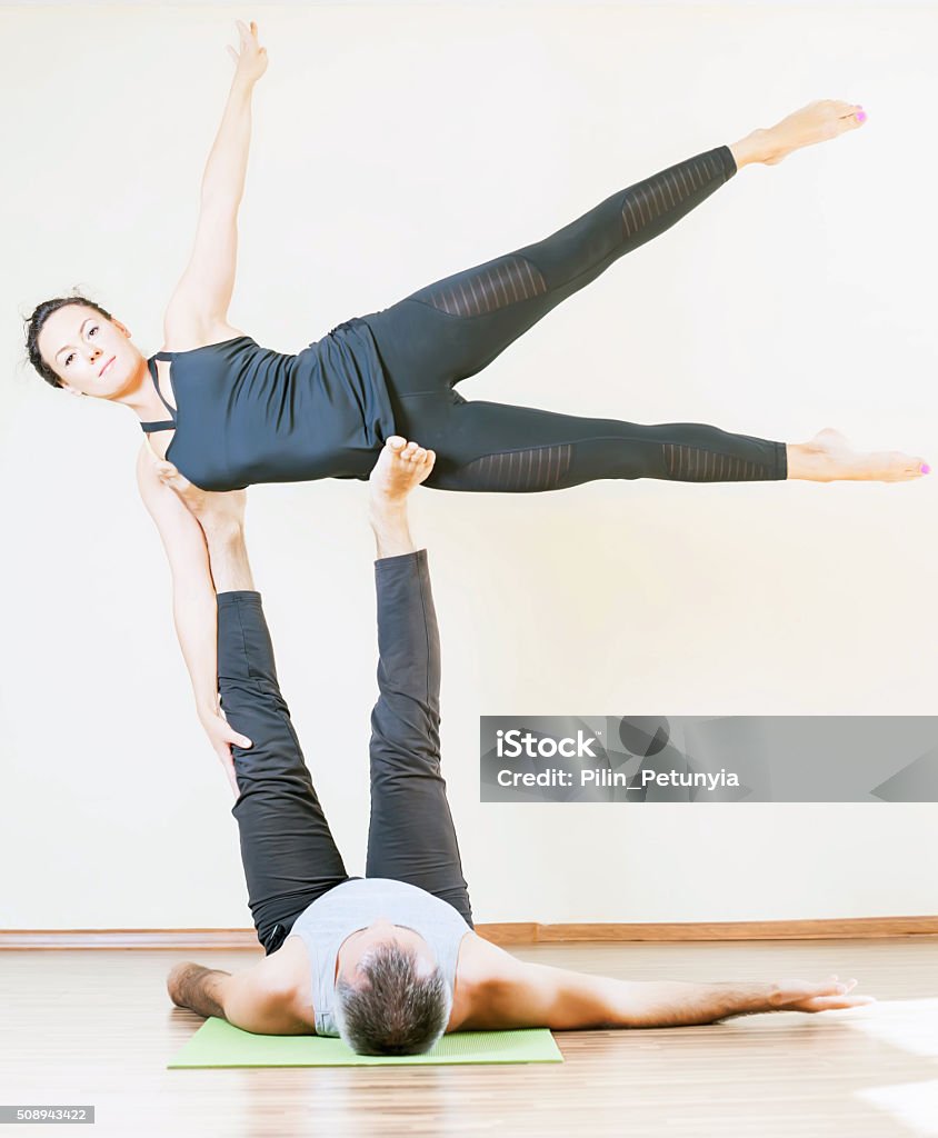 Foto de Homem E Uma Mulher Fazendo Yoga Ou Par De Ioga Acro Coberta e mais  fotos de stock de Acroyoga - iStock