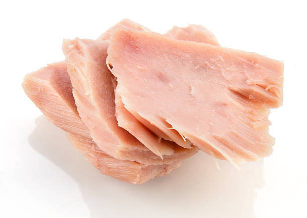 tonno. lattina di pesce isolato su bianco. macro. - tuna chunks foto e immagini stock