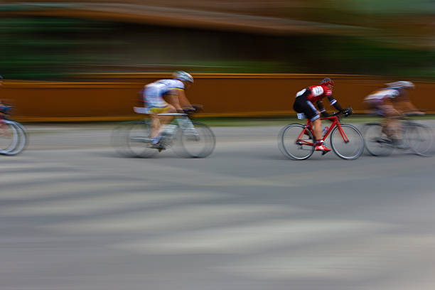 homem critérium estrada bicicleta de corrida - racing bicycle cyclist sports race panning imagens e fotografias de stock