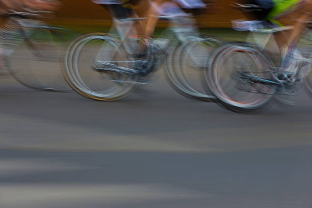 corrida de bicicleta de estrada - racing bicycle cyclist sports race panning imagens e fotografias de stock