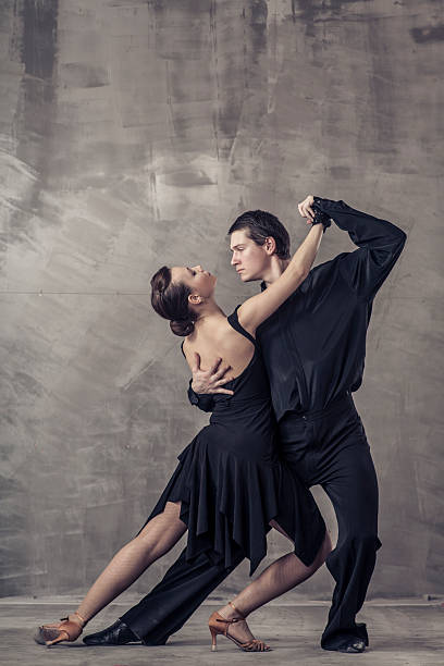 casal a dançar tango argentino - tangoing imagens e fotografias de stock