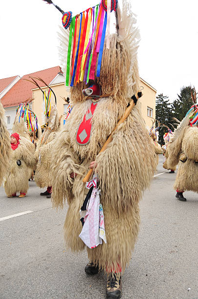 tradycyjny karnawał z tradycyjnymi rysunki, znane jako kurent, ptuj, słowenia - kurent zdjęcia i obrazy z banku zdjęć