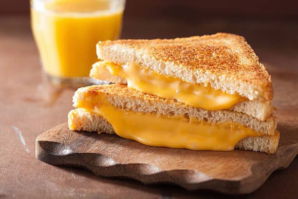 caseras, queso a la parrilla, sándwiches para el desayuno - alimento tostado fotografías e imágenes de stock