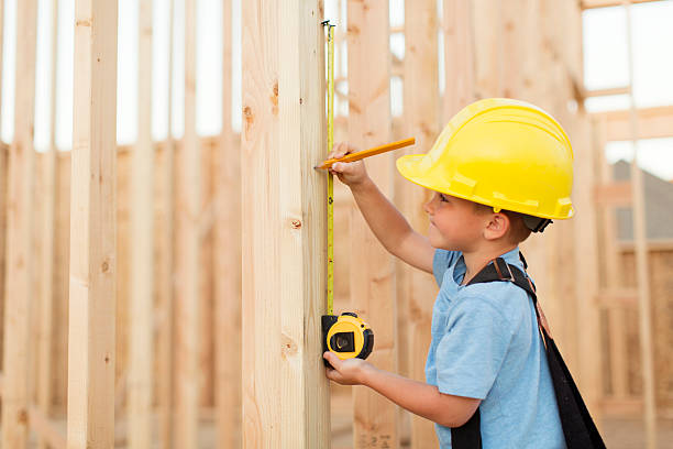 giovane ragazzo vestito da carpentiere con metro a nastro - carpenters pencil foto e immagini stock