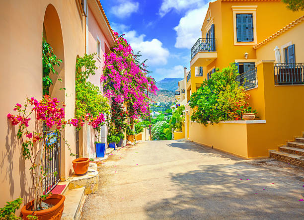 rua na ilha de cefalônia - assos - fotografias e filmes do acervo