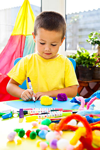 istock Little boy painting with soft-tip pen 508961916