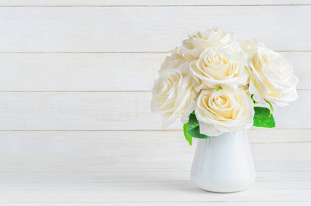 artificial rosas en un florero, blanco - wood single flower flower bouquet fotografías e imágenes de stock