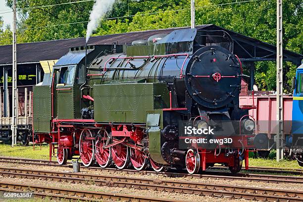 Velha Locomotiva A Vapor Na Estação De Ferroviária - Fotografias de stock e mais imagens de Antigo - Antigo, Ao Ar Livre, Comboio