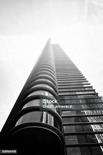 Wolkenkratzer Vor Blauem Himmel Stockfoto und mehr Bilder von Arbeiten - Arbeiten, Arbeitsstätten, Architektur