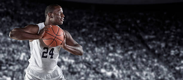 сильных африканских американский баскетбольный игрок в баскетбол арена - баскетболист фотографии стоковые фото и изображения
