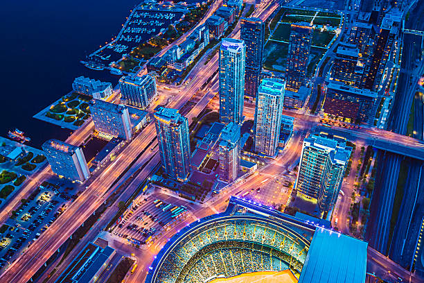 toronto paesaggio urbano con stadio di baseball al crepuscolo - toronto skyline cn tower night foto e immagini stock