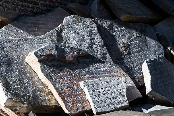 lajes de pedra gravados com as preces budista - tibetan script fotos - fotografias e filmes do acervo