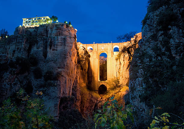 alte brücke in der stadt der ronda in andalusien, spanien - puenta nueva stock-fotos und bilder