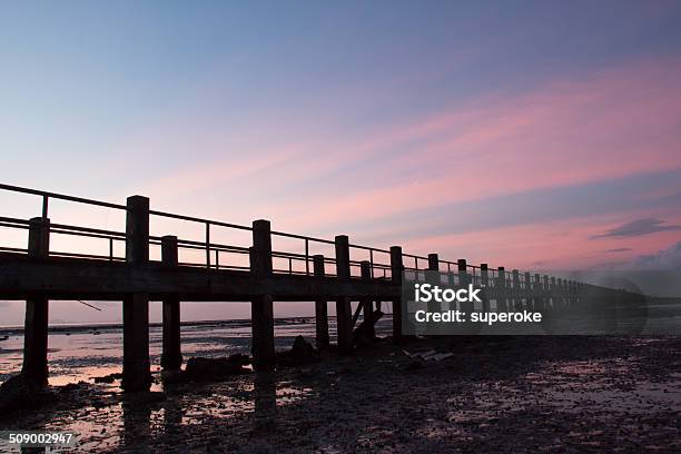 Foto de Pier Silhueta Da Ponte Para O Mar e mais fotos de stock de Acenar - Acenar, Andar, Arrebentação