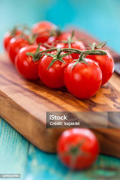 Tomate Cherry Foto de stock y más banco de imágenes de Agricultura - Agricultura, Alimento, Comida gourmet