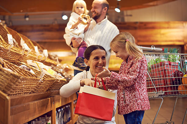 istock family in bakery 509004095