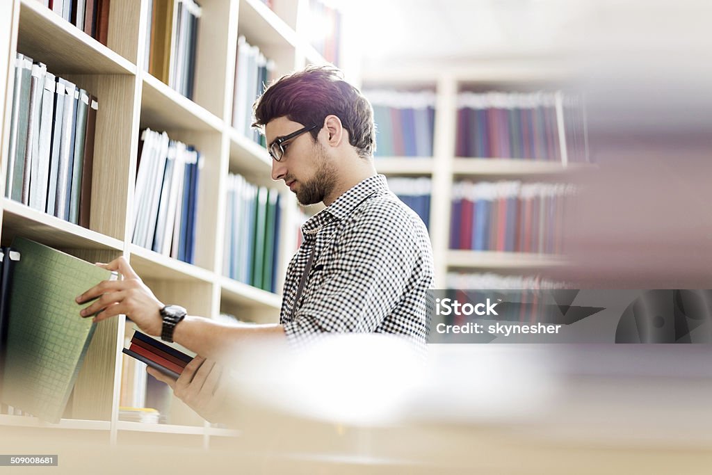 Wählen Sie ein Buch in der Bibliothek. - Lizenzfrei Aussuchen Stock-Foto