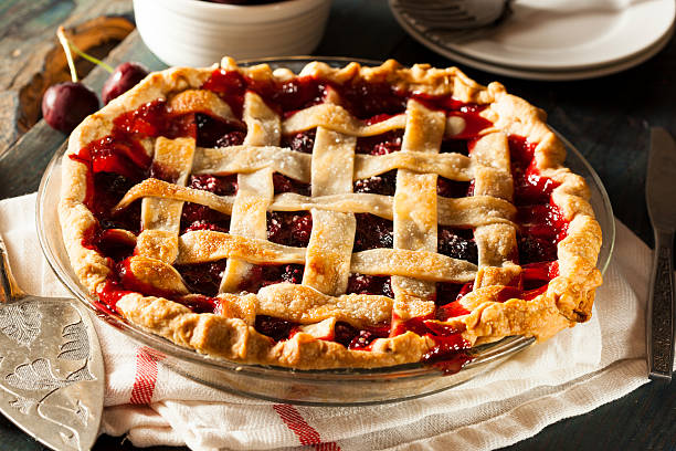 delicioso feito em casa tarte de cereja - pie pastry crust cherry pie cherry imagens e fotografias de stock