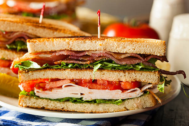 turquia e bacon sanduíche club - sandwich club sandwich ham turkey imagens e fotografias de stock