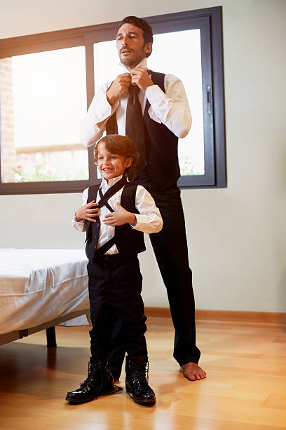 father and son getting dressed - 8020 imagens e fotografias de stock