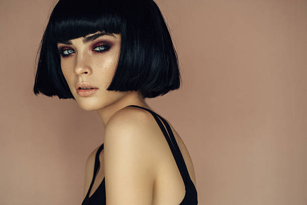 schöne frau mit make-up - bob frisur fotos stock-fotos und bilder