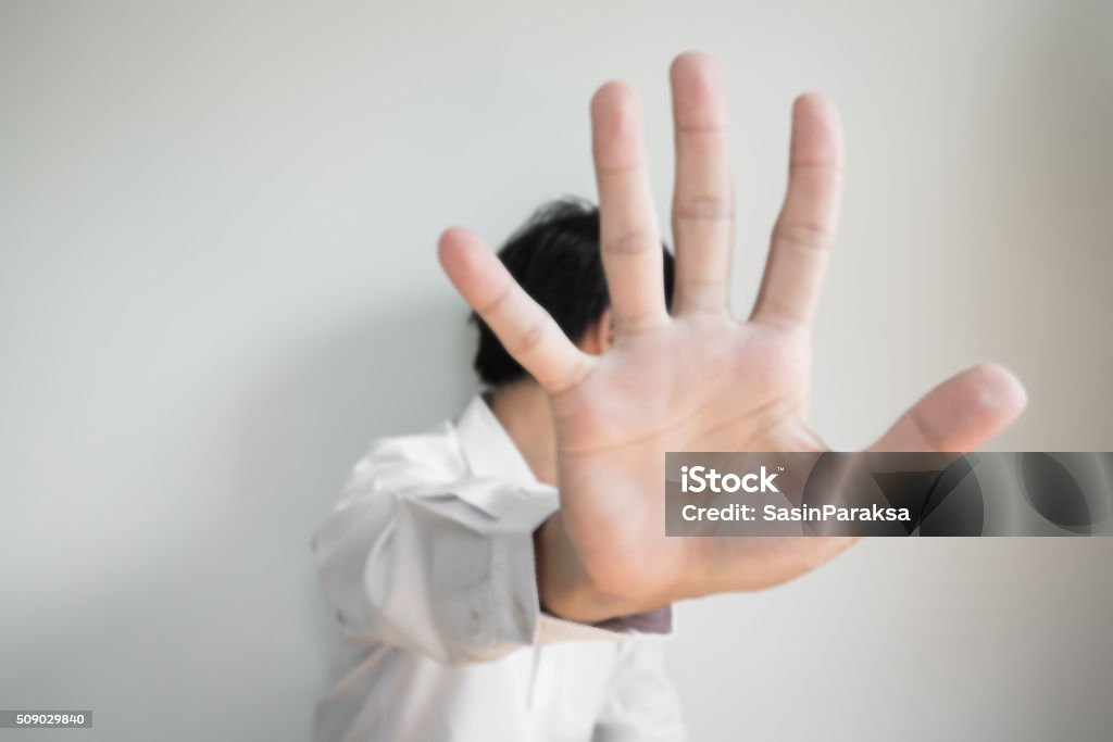 De concentré un homme montrant la paume des mains, le concept De refus - Photo de Visage libre de droits