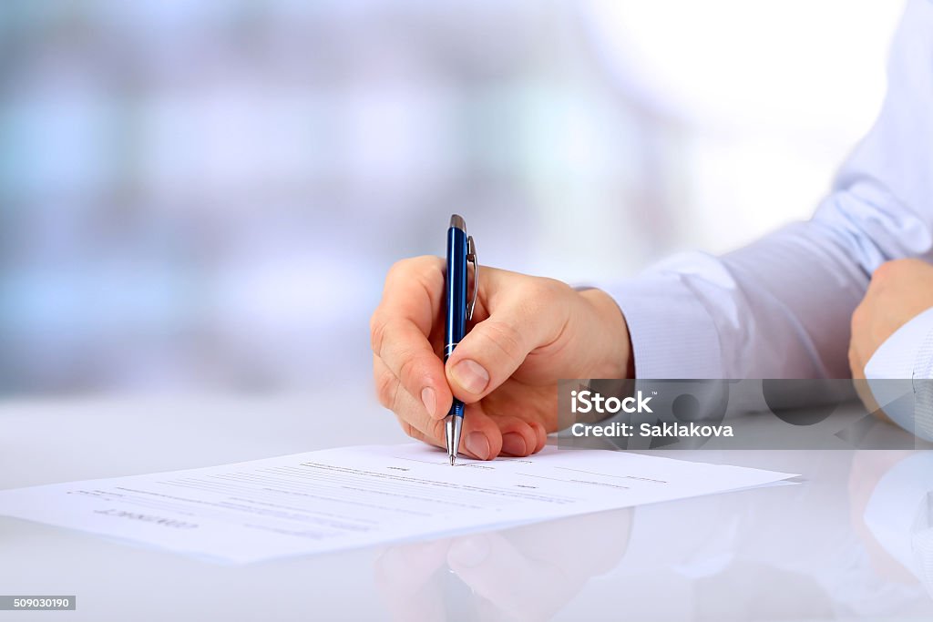 Empresario es firmar un contrato, los datos del contrato - Foto de stock de Llenar libre de derechos