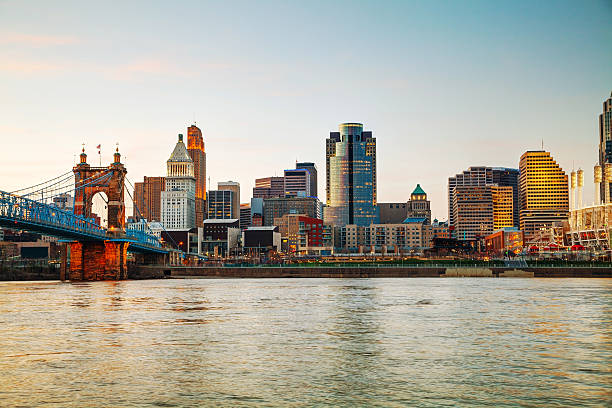 Cincinnati downtown overview Cincinnati downtown overview early in the night ohio river photos stock pictures, royalty-free photos & images