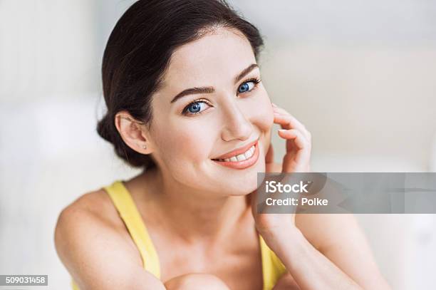 Retrato De Primer Plano De Una Mujer Foto de stock y más banco de imágenes de Belleza - Belleza, Ojo, Cara humana