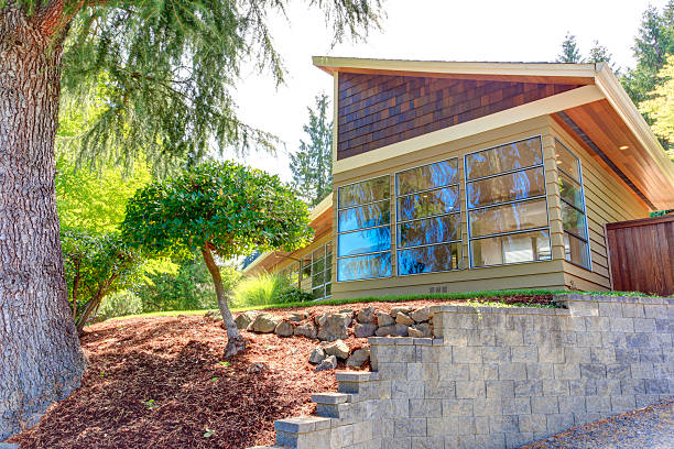 istock Modern house exterior with glass wall. View from driveway 509034987